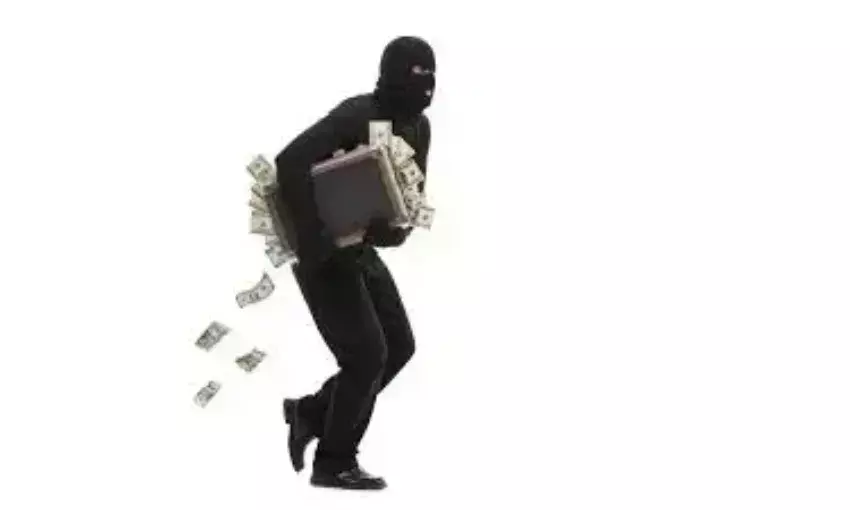 ग्लास कारोबारी का पर्स लूटकर भागे बदमाश,मोटरसाइकिल से टकराकर गिरे, एक की मौत