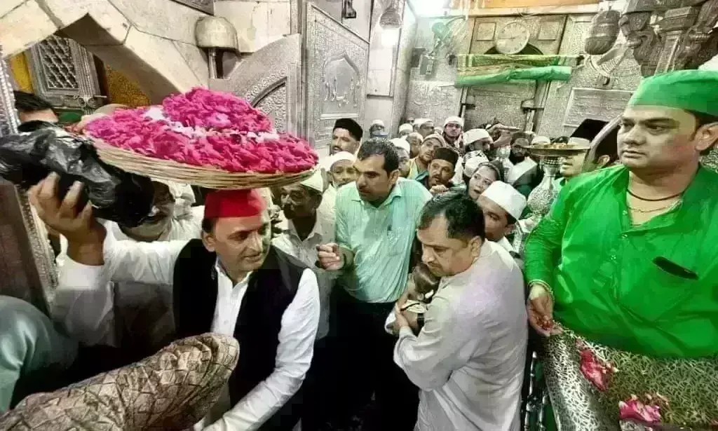 अखिलेश यादव ने अजमेर-ए-शरीफ में की जियारत, तरक्की व खुशहाली की दुआ मांगी अखिलेश यादव ने अजमेर-ए-शरीफ में की जियारत, तरक्की व खुशहाली की दुआ मांगी