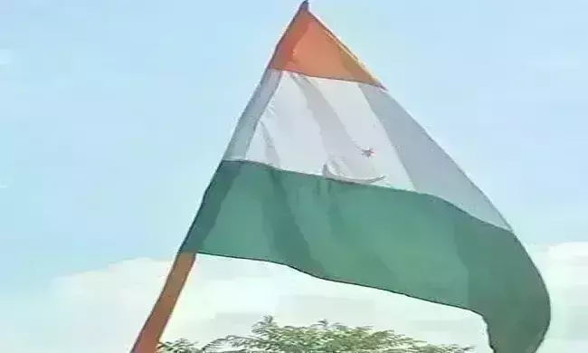 मुहर्रम से पहले मुस्लिम समुदाय ने तिरंगे से की छेड़खानी, अशोक चक्र की जगह लगाए चांद-तारे