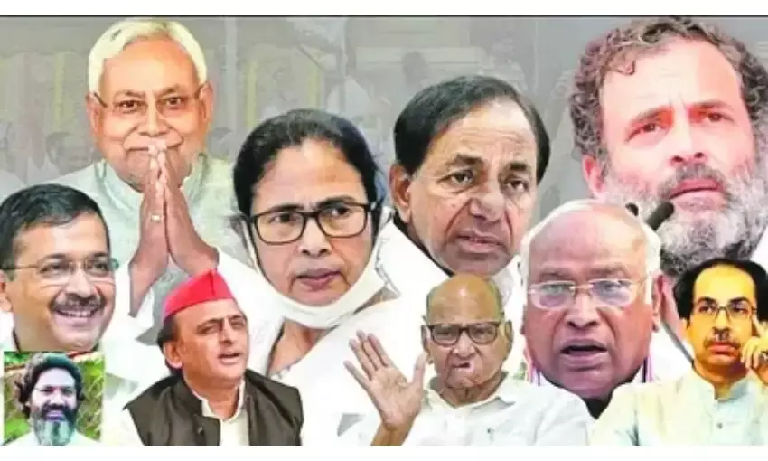 राजनीतिक गिद्ध और गधे : अबहुँ झोला बहुत है