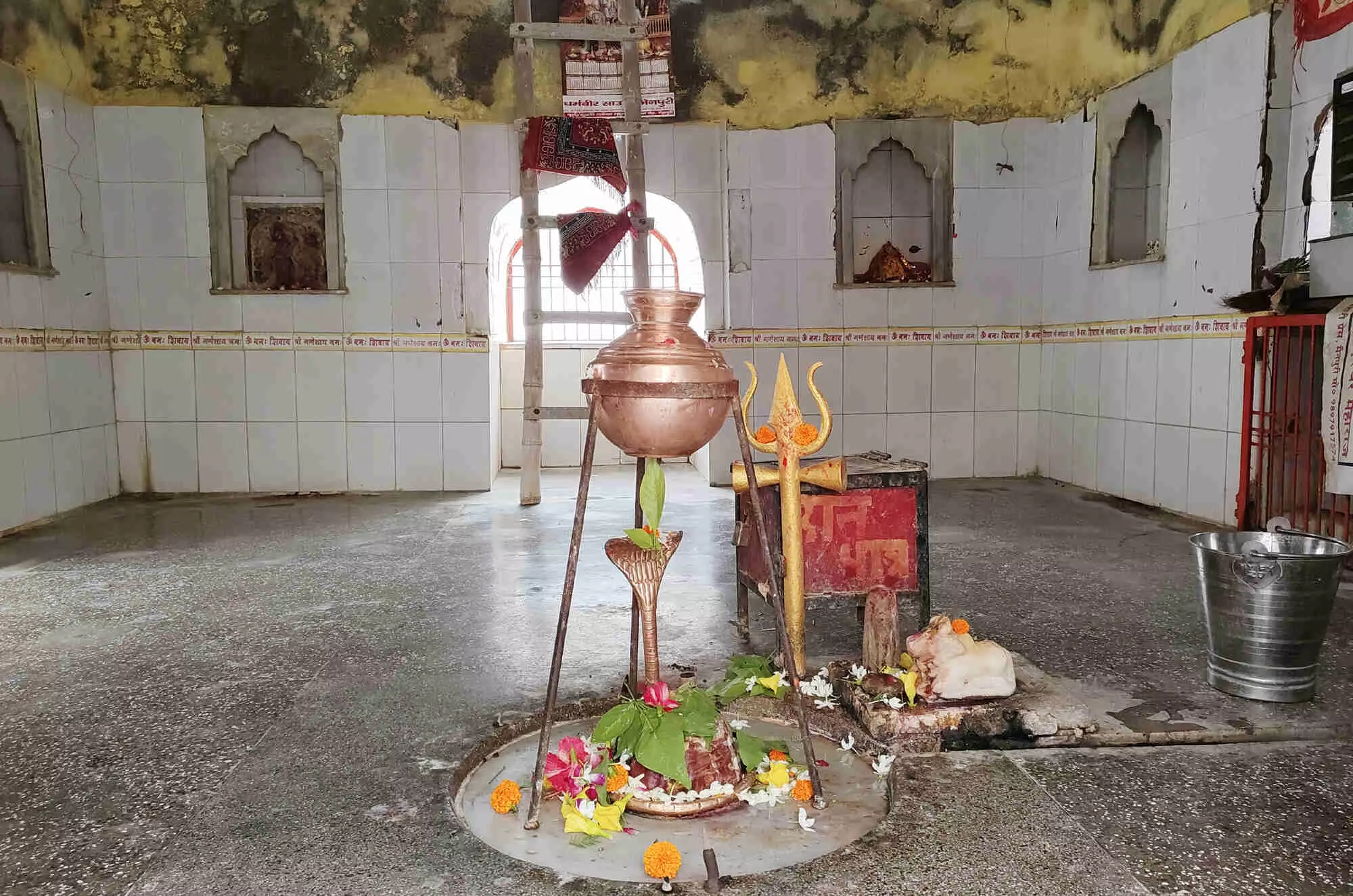 मैनपुरी में अपने स्थान से खिसकता है मन्दिर में स्थित शिवलिंग