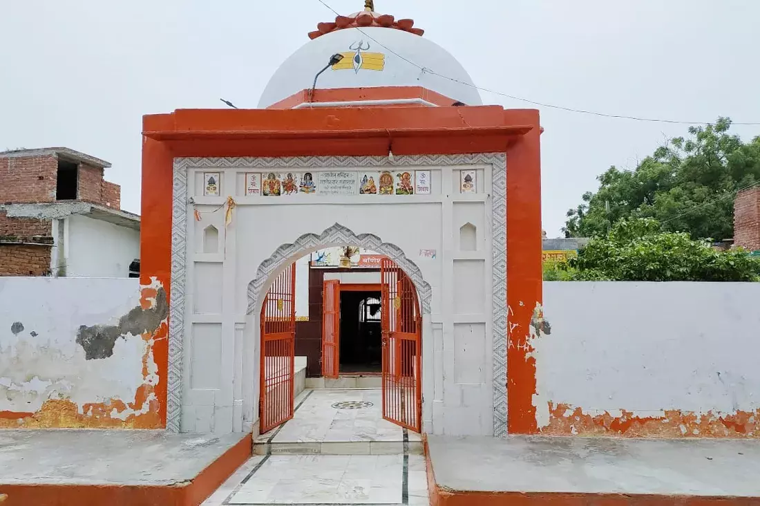 मैनपुरी में अपने स्थान से खिसकता है मन्दिर में स्थित शिवलिंग