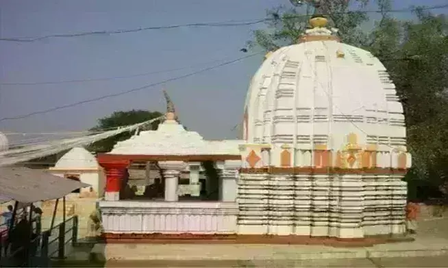 रीवा में शिव मंदिर में पूजन के दौरान श्रद्धालुओं पर बिजली का तार टूटकर गिरा , 15 की हालत गंभीर