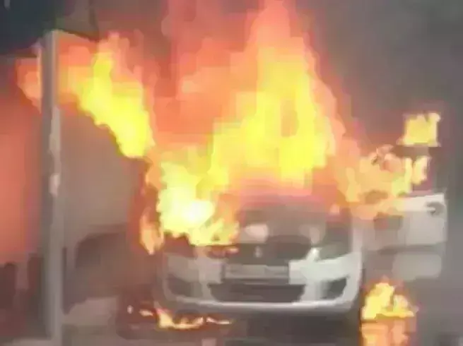 शॉर्ट सर्किंट से घर में रखी कार में लगी आग, घर में फंसे सदस्यों को सकुशल निकाला