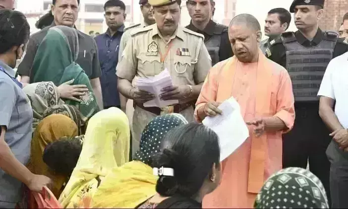 जनता दर्शन में योगी आदित्यनाथ ने सुनी जन समस्याएं, अधिकारियों को दिए निर्देश