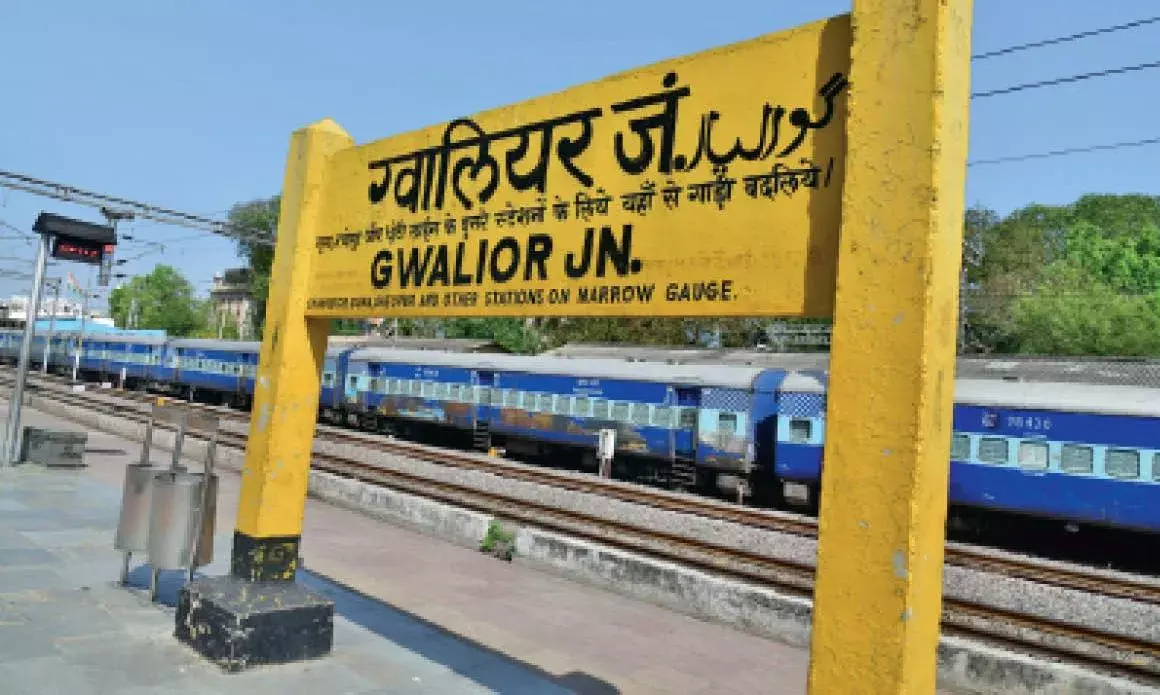 ग्वालियर में स्टेशन के सर्कुलेटिंग एरिया में वाहनों का जमावड़ा, यात्रियों की छूट जाती ट्रेन