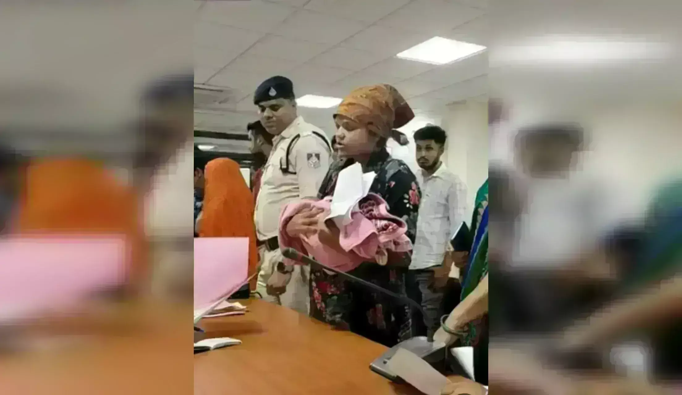 ग्वालियर में बेटी के जन्म से नाखुश पिता ने,पत्नी से बेटी को बेचने या डस्टबिन में फेंकने को कहा