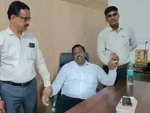 लोकायुक्त ने पकड़ा रिश्वतखोर, स्टेशन मैनेजर हर महीने लेता था पेटी कांट्रेक्टर से 6 हज़ार रुपए