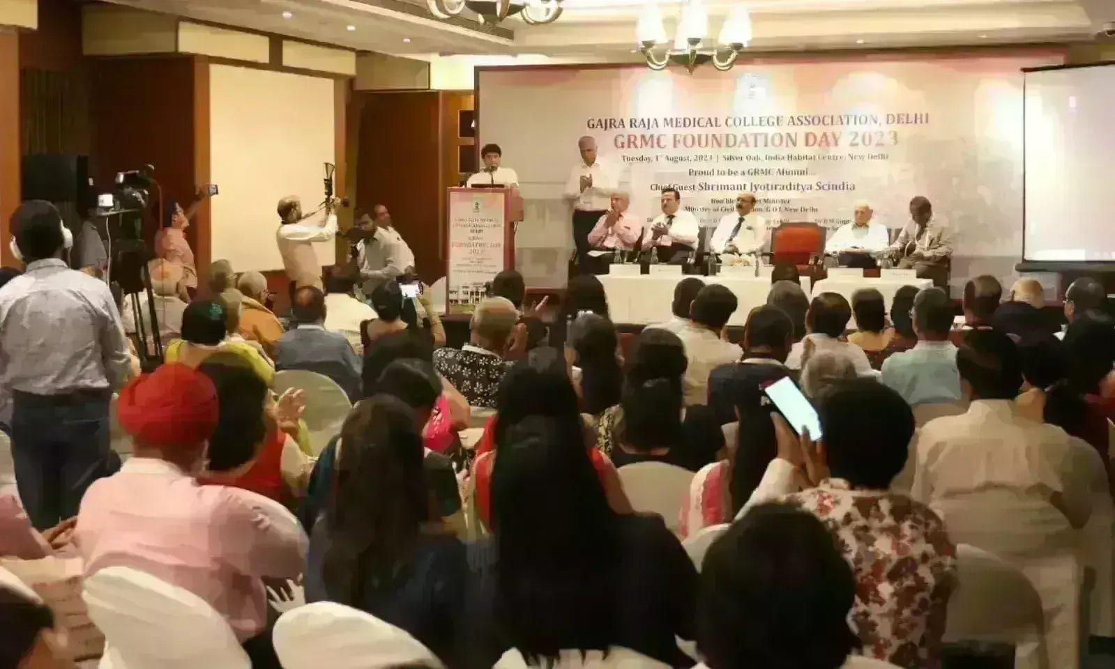 GRMC के स्थापना दिवस समारोह में शामिल हुए ज्योतिरादत्य सिंधिया, पहले बैच के डॉक्टरों से की मुलाकात