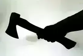 पति ने पत्नी को प्रेमी संग आपत्तिजनक हालत में देख, कुल्हाड़ी से की हत्या