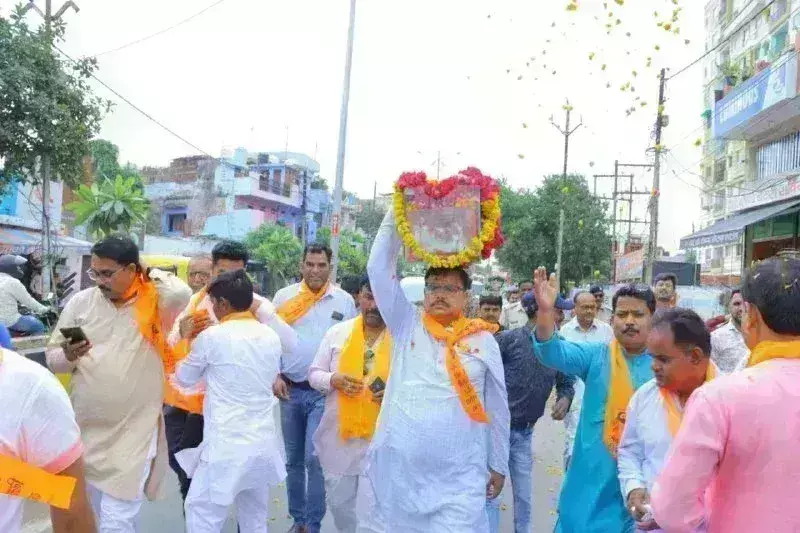 समरसता यात्रा में संत रविदास की चरण पादुकाएँ शीष पर रखकर मीलों पैदल चले ऊर्जा मंत्री प्रद्युमन सिंह तोमर समरसता यात्रा में संत रविदास की चरण पादुकाएँ शीष पर रखकर मीलों पैदल चले ऊर्जा मंत्री प्रद्युमन सिंह तोमर