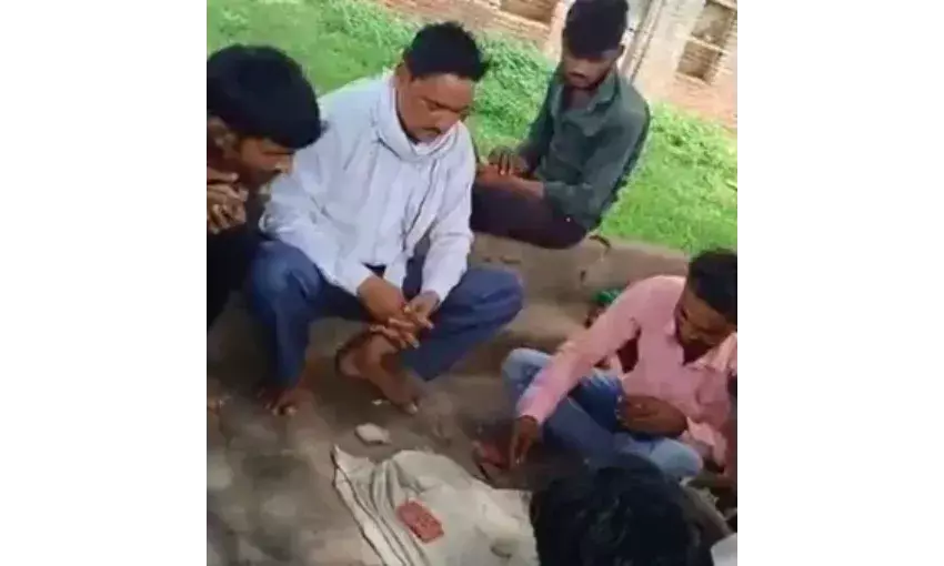 शिक्षा विभाग के जिम्मेदार आपस की गुत्थम गुत्था में व्यस्त, शिक्षक ताश खेल रहे है