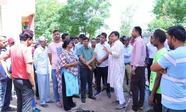 निरीक्षण पर निकले ऊर्जा मंत्री, ऊफन रहे थे सीवर