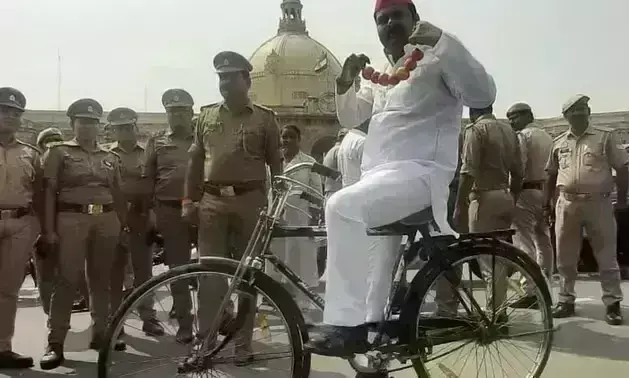 उत्तर प्रदेश में मानसून सत्र शुरू, पहले दिन टमाटर की माला पहनकर विधानसभा पहुंचे सपा विधायक