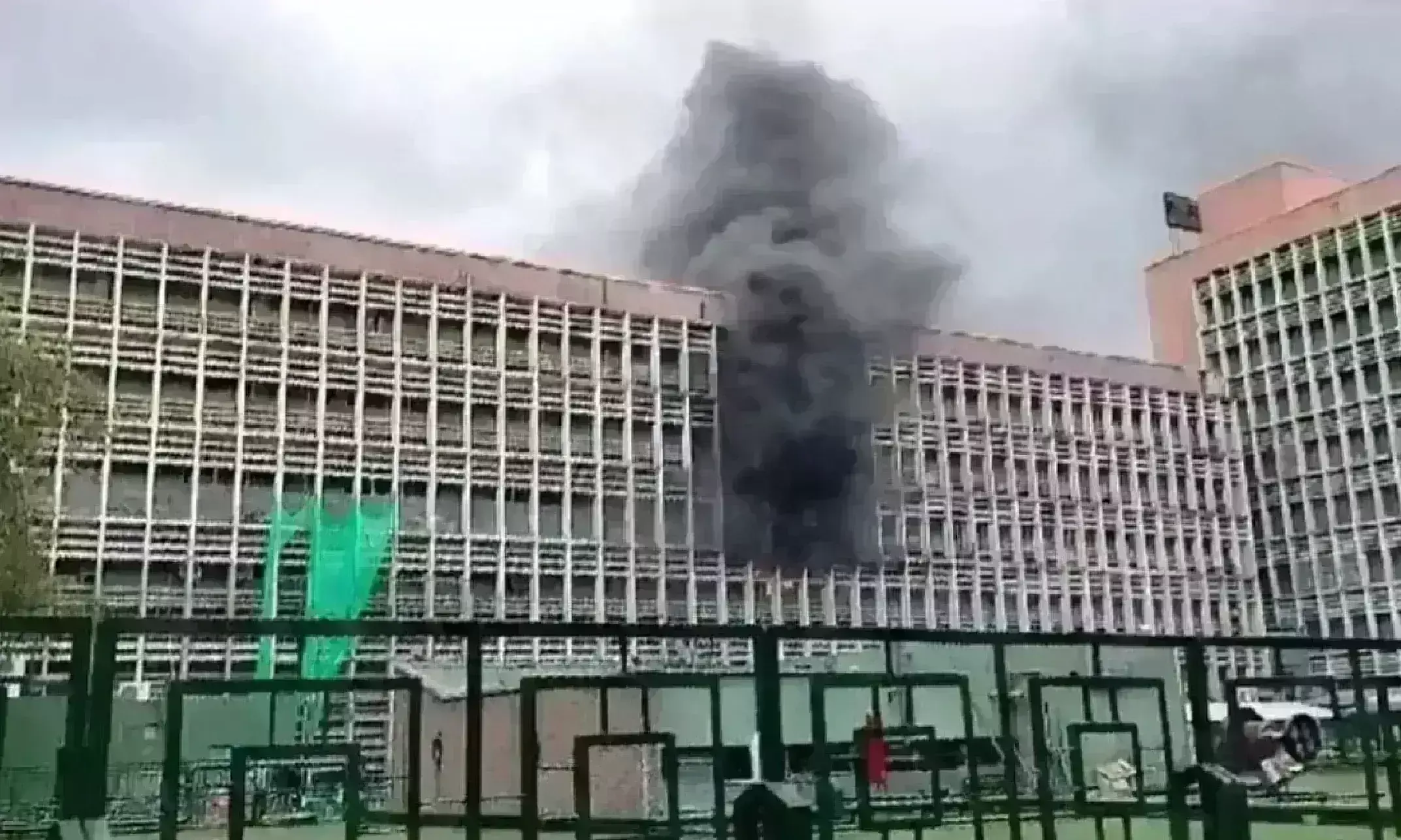 AIIMS के एंडोस्कोपी रूम में लगी आग, फायर ब्रिगेड की 8 गाड़ियां मौजूद