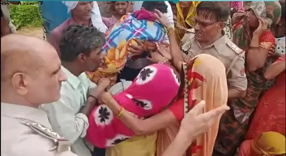 खैर में आठ वर्षीय बालिका का भूसे में मिला शव, परिजनों में आक्रोश