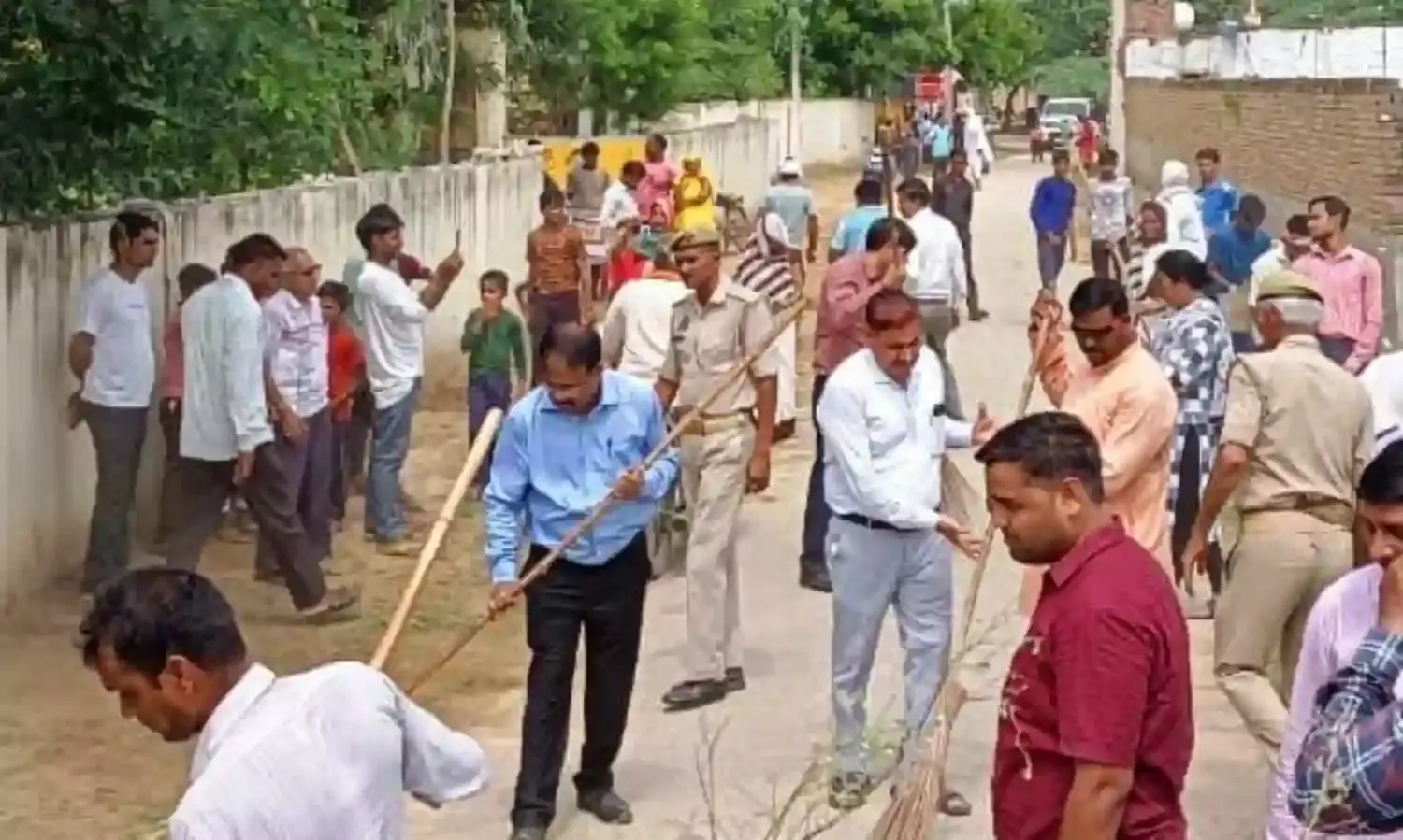 गांव मंस्या में साफ-सफाई कर अधिकारियों ने किया श्रमदान