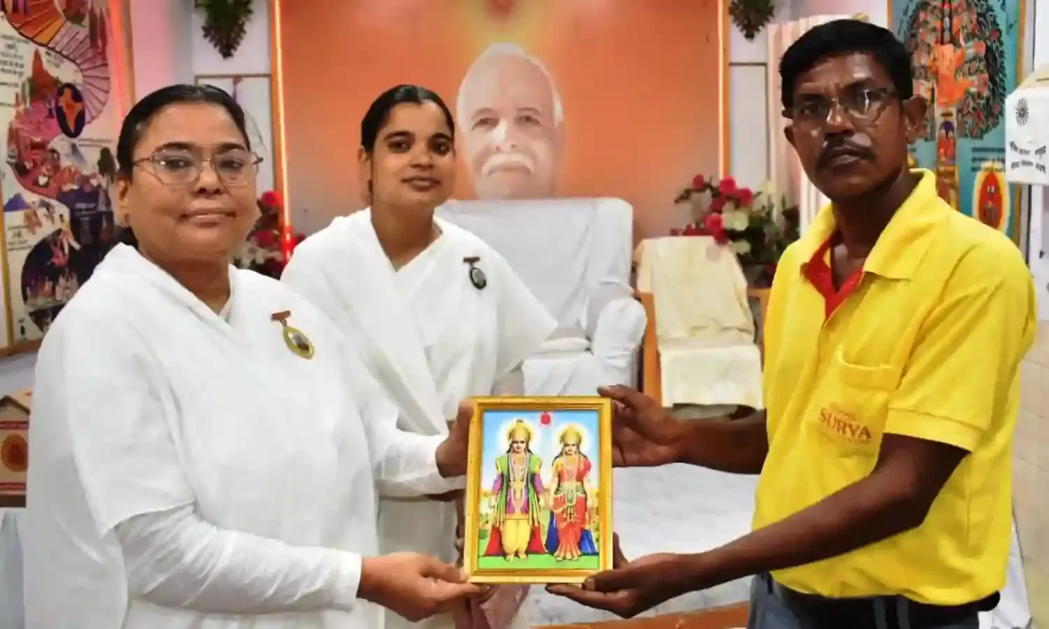 रिक्शा चालक महेश ने पेश की ईमानदारी की मिसाल, लौटाया रुपयों से भरा पर्स