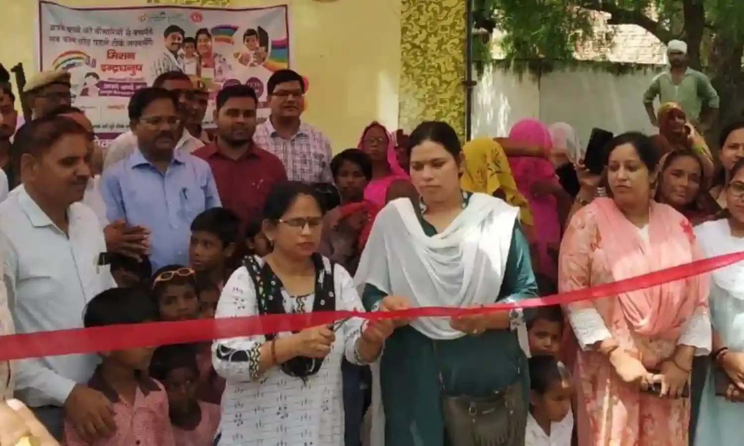 मिशन इंद्रधनुष के तहत हुई टीकाकरण अभियान की शुरूआत, गर्भवती महिला व बच्चों को लगाए गए टीके