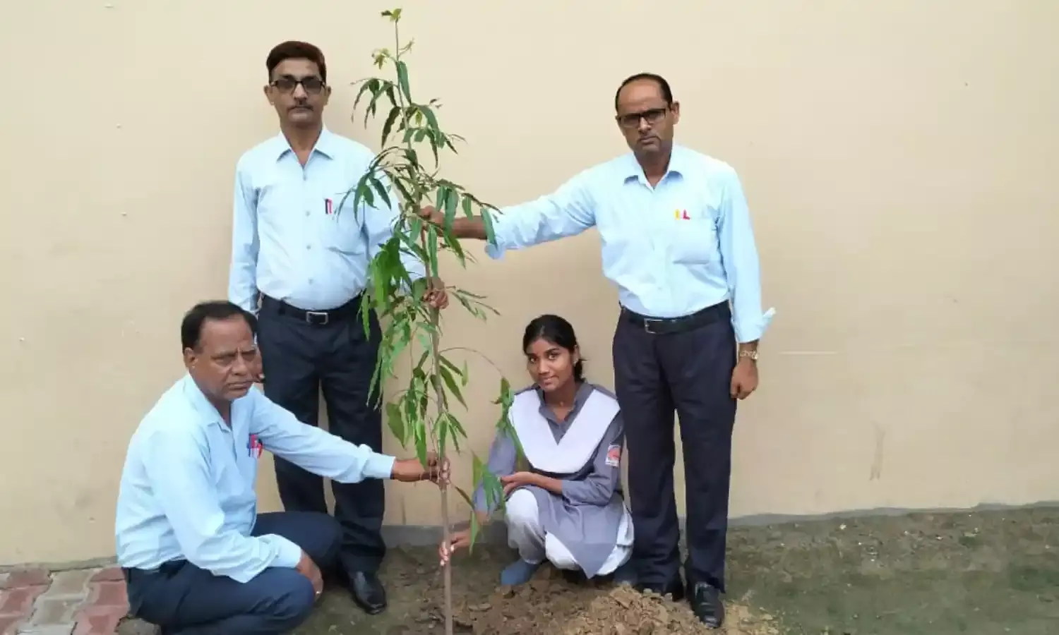 छात्रों के जन्मदिन पर शिक्षकों ने कराया वृक्षारोपण