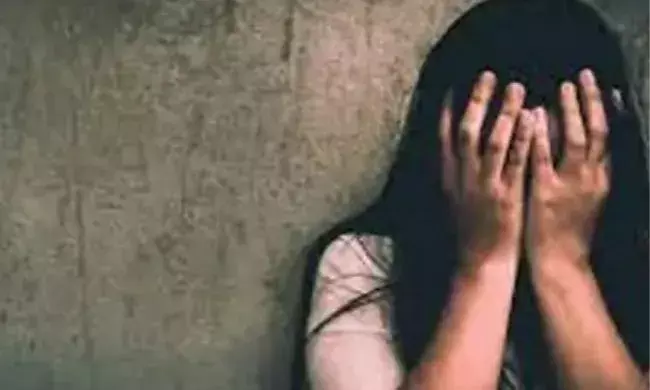 पोहरी में महिला के अकेली देखकर घर में जबरन घुसा आरोपी इसरत खांन, दुष्कर्म को दिया अंजाम पोहरी में महिला के अकेली देखकर घर में जबरन घुसा आरोपी इसरत खांन, दुष्कर्म को दिया अंजाम