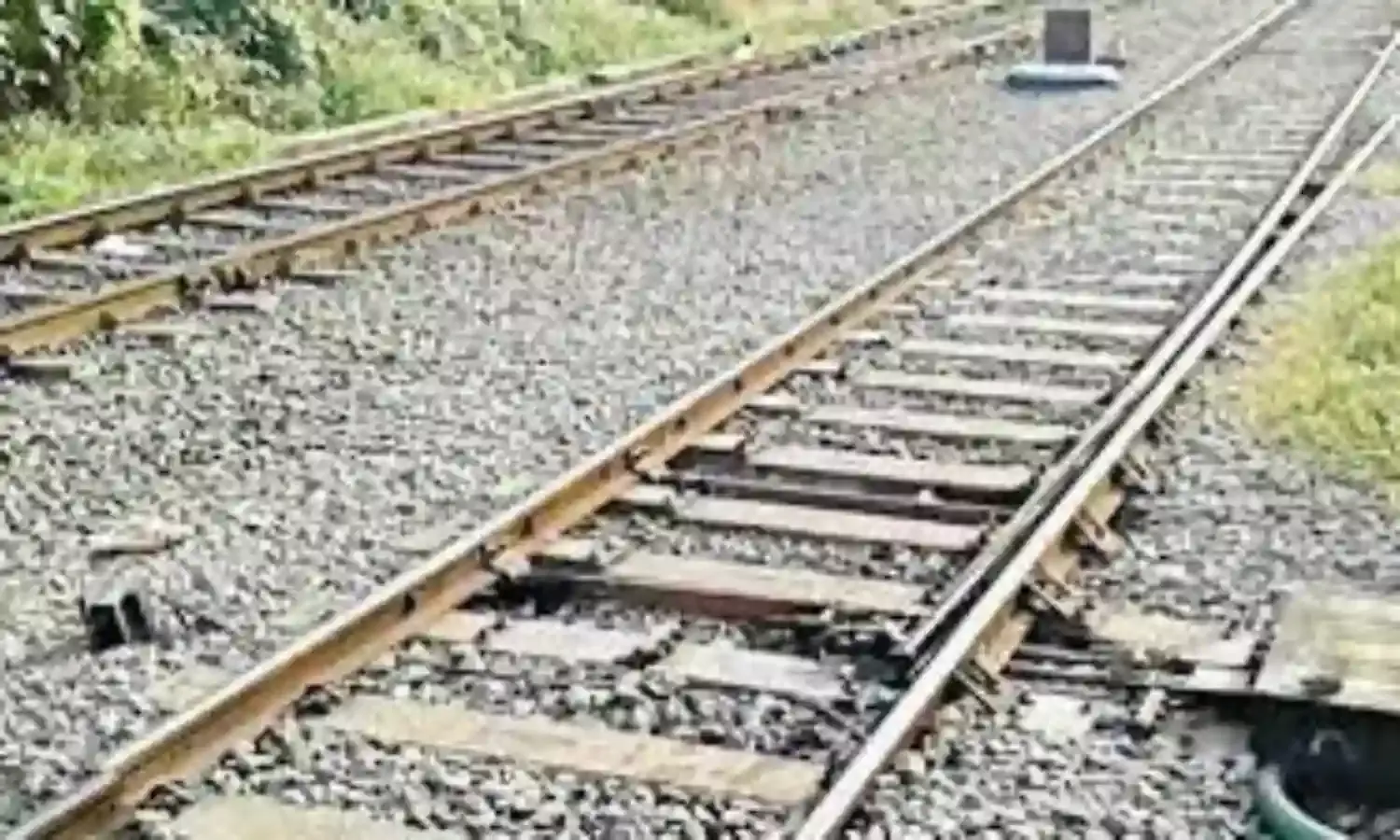 रेलवे ट्रैक पर इंस्टाग्राम के लिए बना रहे थे रील, आरपीएफ ने दो युवको को पकड़ा