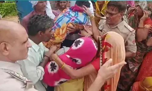 खैर में आठ वर्षीय बालिका का भूसे में मिला शव, परिजनों में आक्रोश