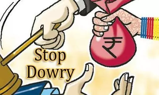 तीन बच्चों के साथ पत्नी को निकाला घर से बाहर, गर्लफ्रेंड संग लिव-इन में रह रहा है पति तीन बच्चों के साथ पत्नी को निकाला घर से बाहर, गर्लफ्रेंड संग लिव-इन में रह रहा है पति