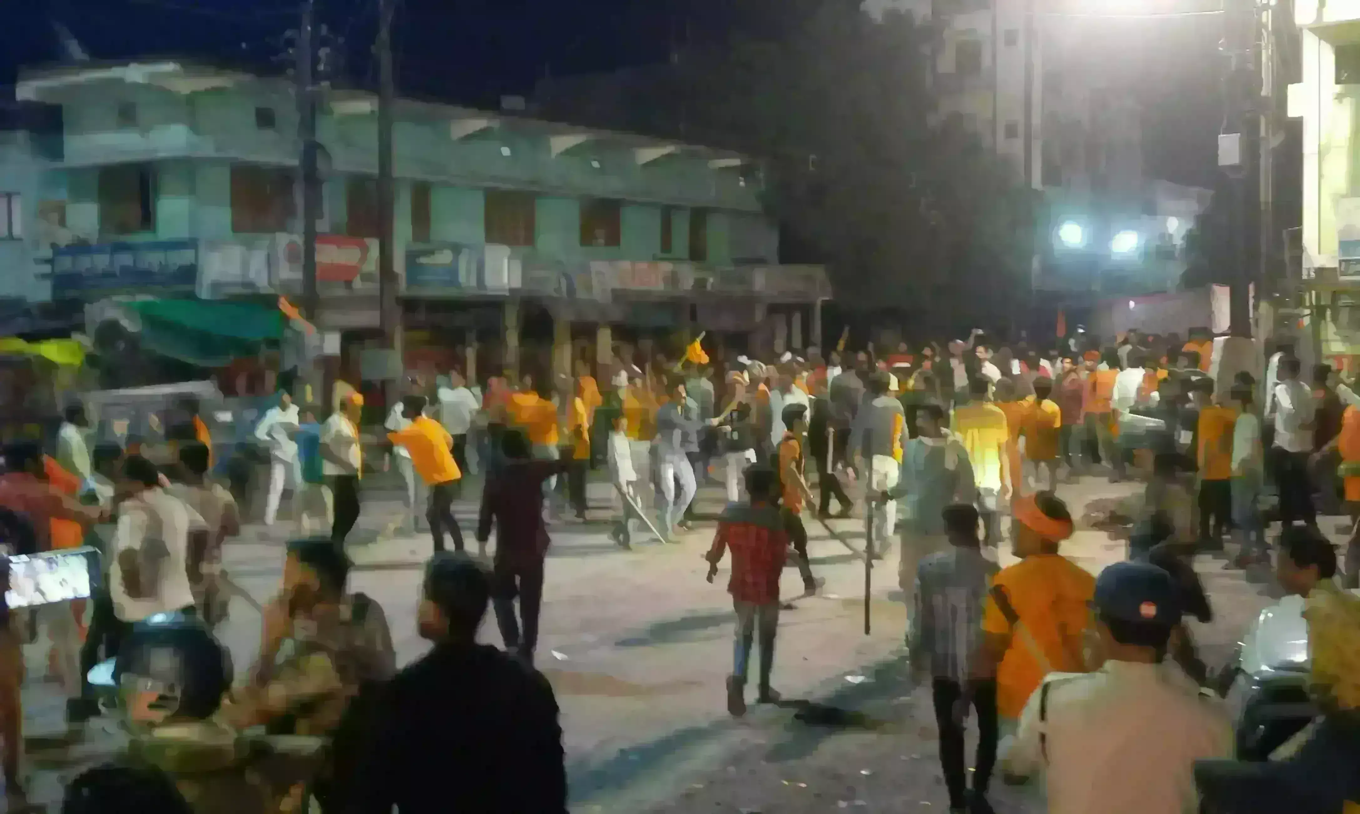 खंडवा में कांवड़ यात्रा पर पथराव, पुलिस ने किया लाठी चार्ज, धारा- 144 लागू खंडवा में कांवड़ यात्रा पर पथराव, पुलिस ने किया लाठी चार्ज, धारा- 144 लागू