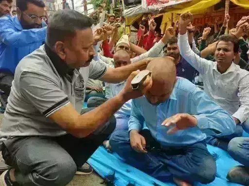 शिक्षक भर्ती के चयनित उम्मीदवारों ने कराया मुंडन, 15 अगस्त के बाद करेंगे उग्र प्रदर्शन