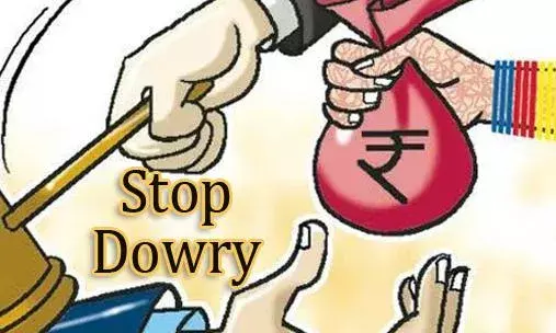 तीन बच्चों के साथ पत्नी को निकाला घर से बाहर, गर्लफ्रेंड संग लिव-इन में रह रहा है पति तीन बच्चों के साथ पत्नी को निकाला घर से बाहर, गर्लफ्रेंड संग लिव-इन में रह रहा है पति