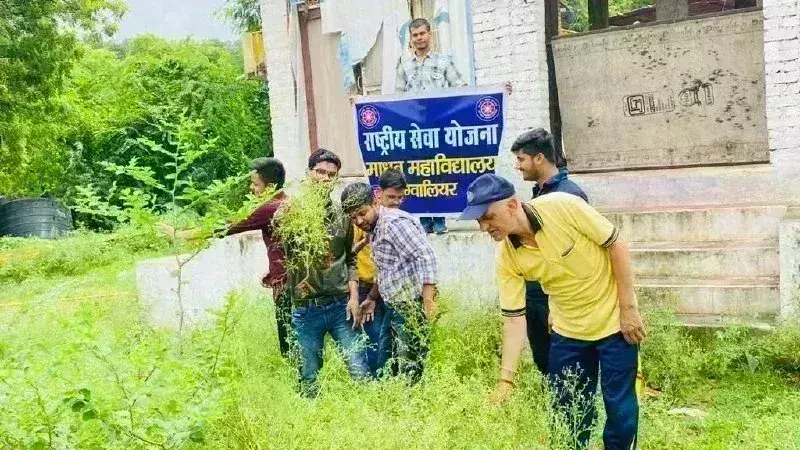 खेती के लिए अभिशाप उखाड़ फेंका गाजर घास, छात्रों ने गंदगी छोड़ो भारत अभियान चलाया खेती के लिए अभिशाप उखाड़ फेंका गाजर घास, छात्रों ने गंदगी छोड़ो भारत अभियान चलाया