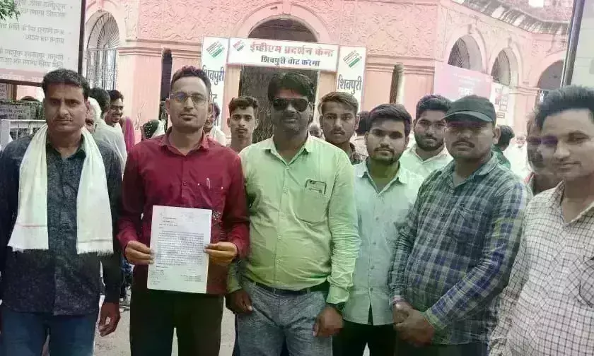 रोड नहीं तो वोट नहीं: जनसुनवाई में पहुंचे दरौनी के बर्धखेडी गांव युवा, बोले रास्ते पर रोड तो दूर मुरम तक नहीं