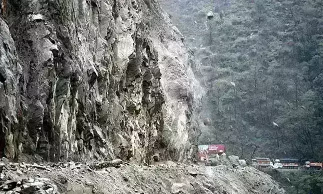 जम्मू-कश्मीर में हाईवे पर लैंडस्लाइड, अगले आदेश तक रोकी गई अमरनाथ यात्रा