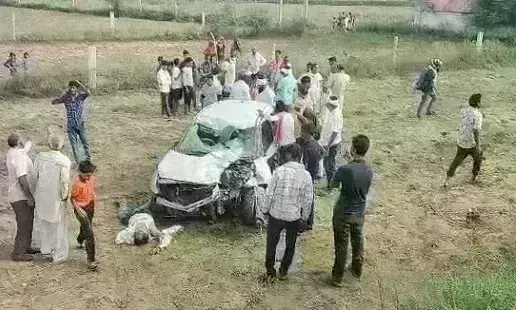 मुरैना में बड़ा हादसा, बाइक से टकराकर पलटी कार, दो की मौत, एक गंभीर घायल मुरैना में बड़ा हादसा, बाइक से टकराकर पलटी कार, दो की मौत, एक गंभीर घायल