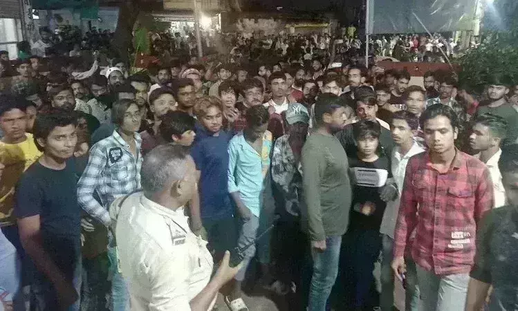रतलाम में पुलिस चौकी के सामने प्रदर्शन, मुस्लिम समाज ने लगाए सर तन से जुदा के नारे रतलाम में पुलिस चौकी के सामने प्रदर्शन, मुस्लिम समाज ने लगाए सर तन से जुदा के नारे