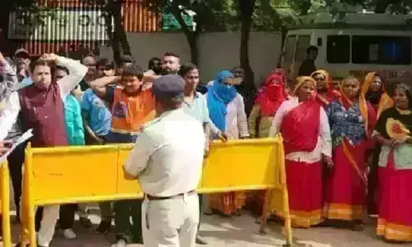 इंदौर में मुस्लिम युवक ने वाल्मीकि समाज पर की आपत्तिजनक टिप्पणी,  सफाईकर्मियों ने किया काम बंद