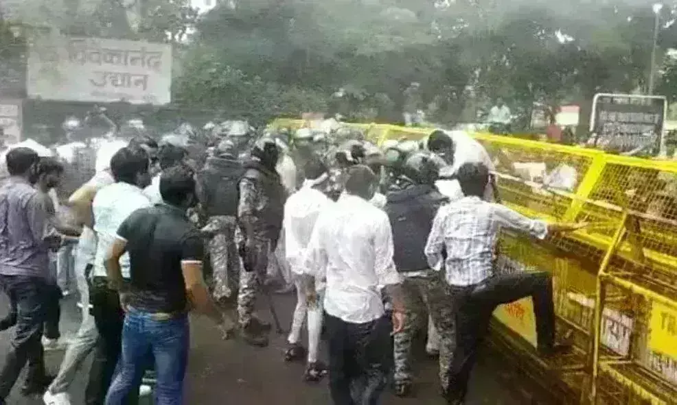 ग्वालियर जीवाजी यूनिवर्सिटी में एनएसयूआई  का आक्रमक  प्रदर्शन, पुलिस ने वाटर केनन से रोका हंगामा