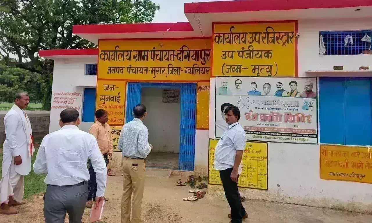 ग्वालियर कलेक्टर ने दंगियापुरा के  ग्रामीणों का  बीएलओ से कराया परिचय, पढ़कर सुनवाई मतदाता सूची