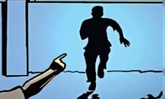 युवक को दौड़ा-दौड़ाकर पीटा, गोली चलाई, बाल-बाल बचा