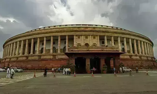 लोकसभा अनिश्चितकाल के लिए स्थगित, अधीर रंजन चौधरी के निलंबन के विरोध में विपक्ष ने किया प्रदर्शन