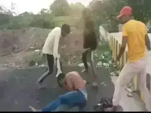 सोशल मीडिया पर मनचले को  एक छात्रा के फोटो पर कमेंट्स करना पड़ा महंगा, भाइयों ने अर्धनग्न कर पीटा