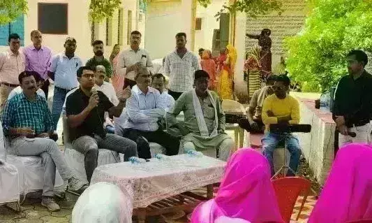 राष्ट्रीय पुरस्कार के लिए चयनित बरई गाँव में हुई स्वच्छता चौपाल, जिला पंचायत सीईओ ने ग्रामीणों से  किया संवाद