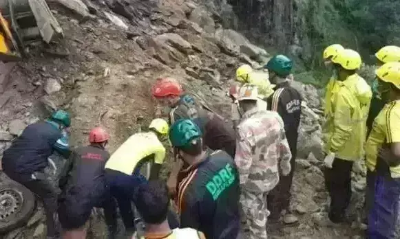 रुद्रप्रयाग में लैंडस्लाइड, मलबे में दबे कई वाहन, 5 लोगों की मौत