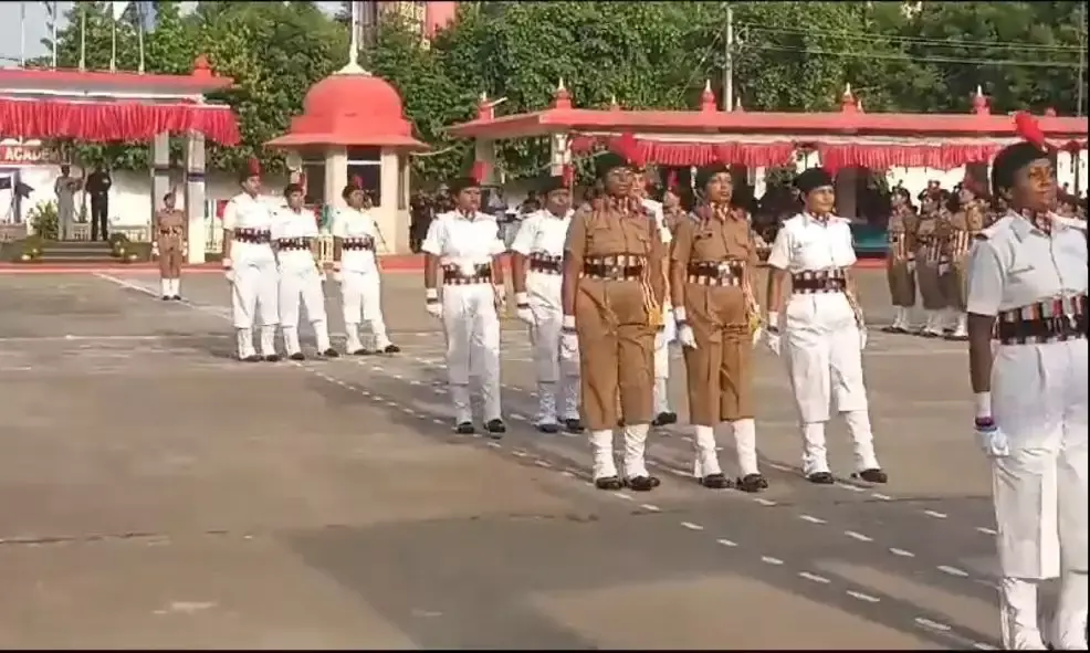 एनसीसी ओटीए में एएनओज के कंधों पर सजे कमीशन, प्लेक ऑफ ऑनर पंजाब निदेशालय की जीसीआई मोनिका को