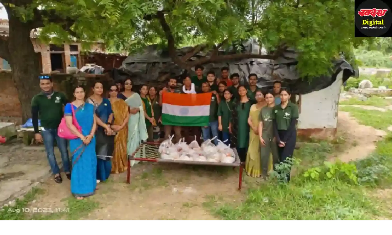 अंतराष्ट्रीय युवा दिवसः इंजीनियर युवा कर रहे शिक्षा का दान, रोबिन हुड आर्मी गावों में वितरित कर रही राशन
