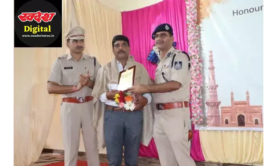 ग्वालियर पुलिस ने आजादी के ‘‘अमृत महोत्सव’’ पर स्वतंत्रता सेनानियों व शहीद पुलिस कर्मियों के परिवारजनों को किया सम्मानित