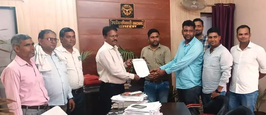 लेखपालों से बोला बाबू- आपके द्वारा सभागार में बदबू फैला दी गई है..