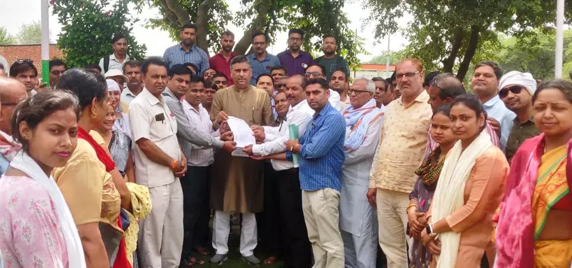 शिक्षकों ने विधायक को सीएम के नाम ज्ञापन सौंपकर की ओपीएस की मांग