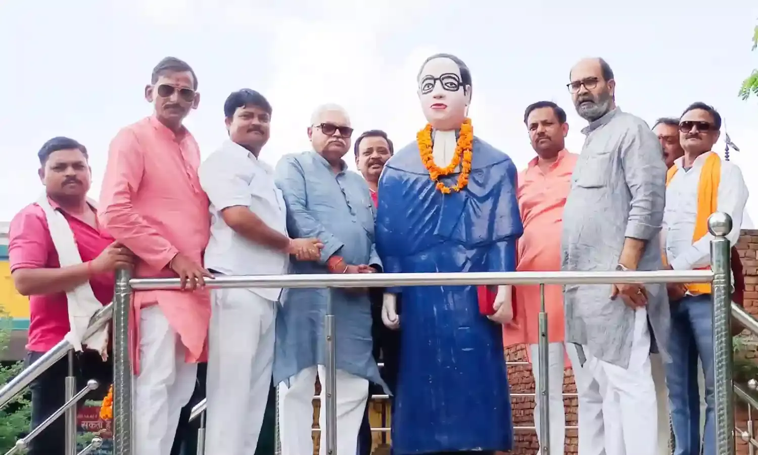 भाजपा प्रदेश उपाध्यक्ष ने संविधान निर्माता की प्रतिमा पर किया माल्यार्पण